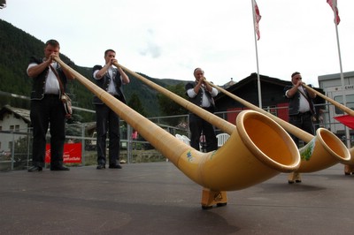 スイス　楽器　アルペンホルン　演奏